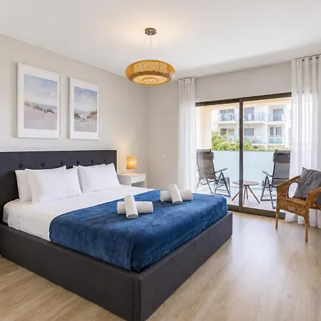 Spacious 2-suite Flat With Balconies In Lägenhet